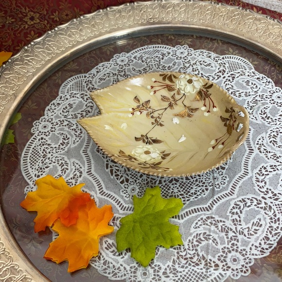 - Vintage Leaf Shaped Porcelain Neutral Hand Painted Floral Pattern Trinket Dish - Picture 1 of 6